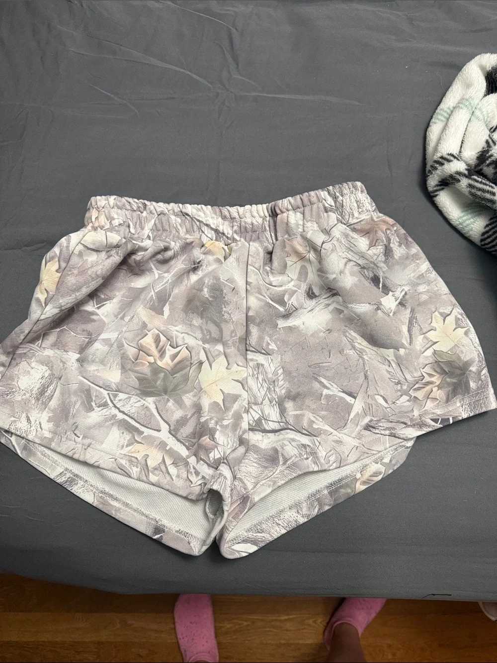 SHEIN Light Grey Leaf-Print Athletic Shorts